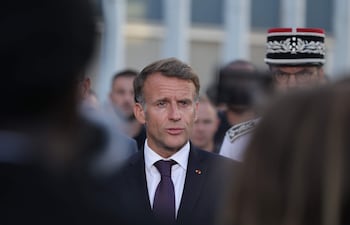El presidente de Francia, Emmanuel Macron, habla con la prensa tras visitar el centro operativo departamental de bomberos y rescate (CODIS) en Burdeos