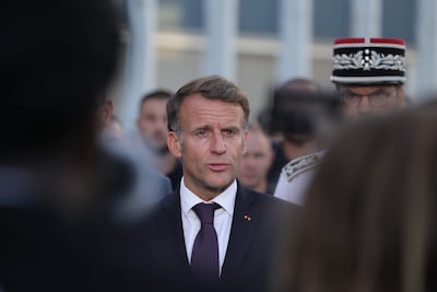 El presidente de Francia, Emmanuel Macron, habla con la prensa tras visitar el centro operativo departamental de bomberos y rescate (CODIS) en Burdeos