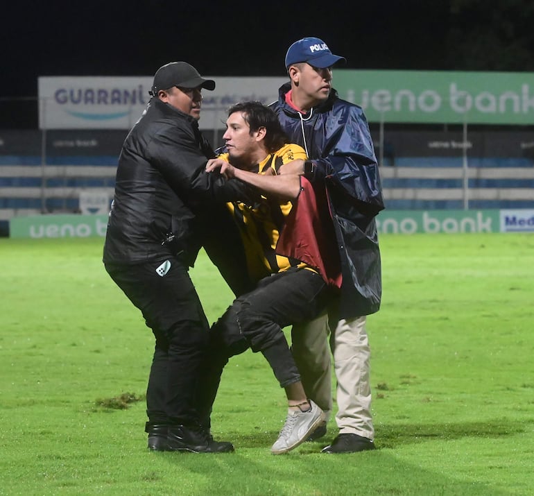 Un aficionado de Guaraní ingresó con intención de agredir al cuerpo técnico pero fue evitado por el personal de seguridad.