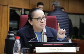 La senadora Yolanda Paredes, del Partido Cruzada Nacional, habla en el Senado, manifestando su posición durante la sesión sobre la polémica Celeste vs. Mbappé.