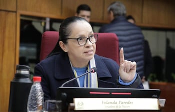 La senadora Yolanda Paredes, del Partido Cruzada Nacional, habla en el Senado, manifestando su posición durante la sesión sobre la polémica Celeste vs. Mbappé.