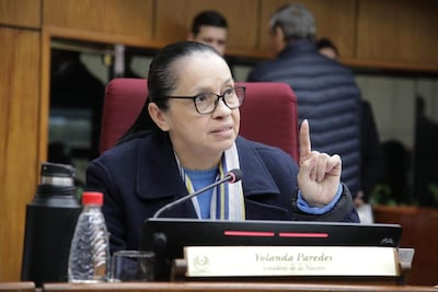 La senadora Yolanda Paredes, del Partido Cruzada Nacional, habla en el Senado, manifestando su posición durante la sesión sobre la polémica Celeste vs. Mbappé.