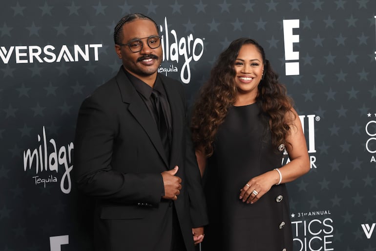 Ryan Coogler y Zinzi Evans posando de la mano en los Critics Choice Awards en California. (EFE/EPA/JILL CONNELLY)
