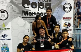 Luchadores y profesores de la academia con sus preseas.