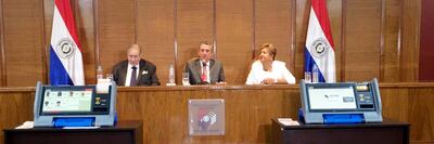 Los miembros de la Justicia Electoral Alberto Ramírez Zambonini (PLRA), el titular del TSJE Jaime Bestard (cartista) y María Elena Wapenka (PRF) en la convocatoria a elecciones.