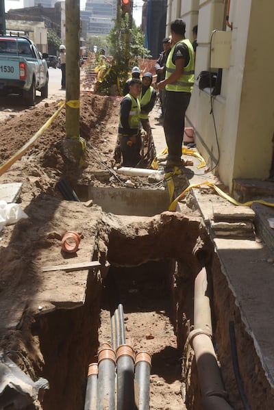 Se están colocando 4 ductos para BT, 9 para MT,  3 para FO y 9 para telecomunicaciones.