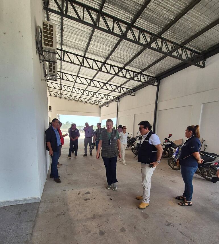 La ministra de salud recorriendo la enorme infraestructura.