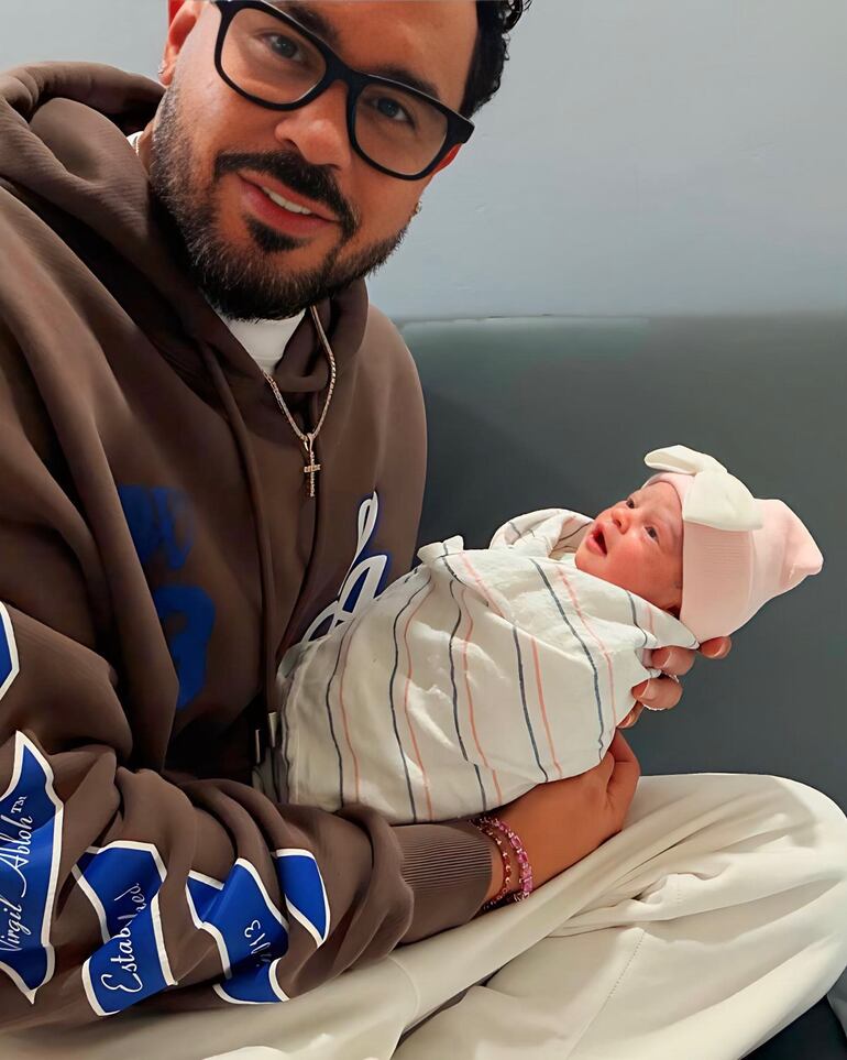 Raphy Pina con su hija Dominique en brazos. (Instagram/Raphy Pina)