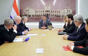 Andreas Wellmann y Hans Poll, de Voith Hydro, en reunión con el mandatario Santiago Peña y Luis Benítez, de la EBY.