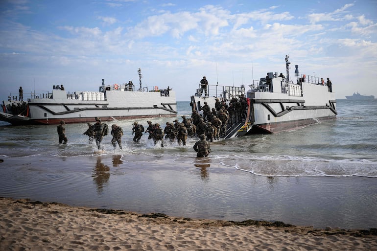 Fotografía de archivo: tropas francesas desembarcan de una lancha de desembarco estadounidense durante una exhibición de una operación anfibia conjunta entre Estados Unidos y Francia, el 4 de junio de 2024, en la playa de Omaha, en Saint-Laurent-sur-Mer, noroeste de Francia, antes de las conmemoraciones del Día D por el 80.º aniversario del desembarco aliado en Normandía durante la Segunda Guerra Mundial.