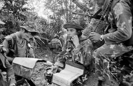 El teniente coronel Domingo Monterrosa se encuentra en una operación militar con el Batallón Atlacatl en San Miguel, El Salvador, en agosto de 1983. Getty