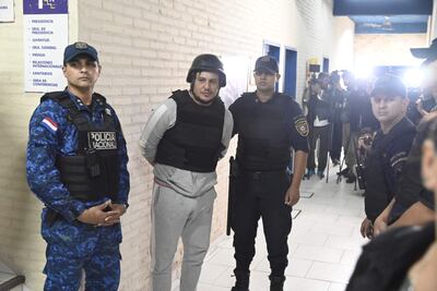 Una diligencia clave y sensible se realizó este viernes en la sede del PLRA, con presencia de Gustavo Florentín (con buzo gris, chaleco antibalas y casco negro) enjuiciado por el homicidio del activista Rodrigo Quintana.