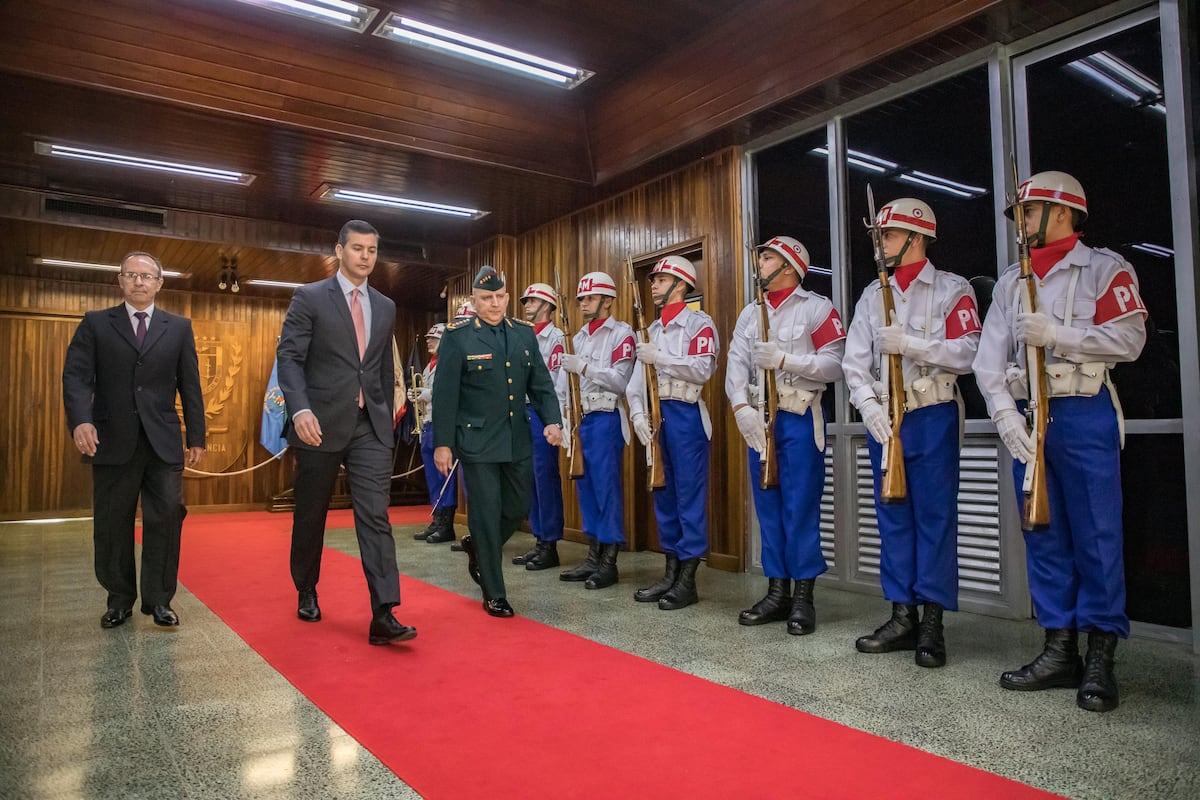 En plena crisis, Santiago Peña hace movidas en las FF.AA.