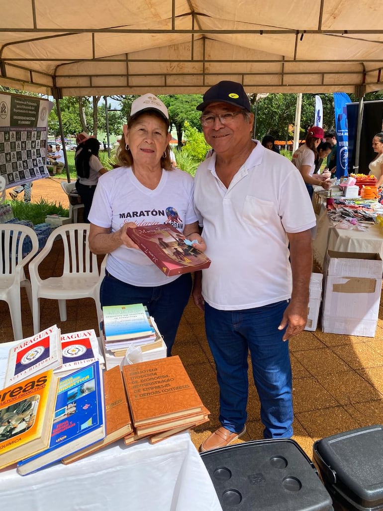 Donación de libros durante la maratón "Todos por la UNAM" en Pedro Juan Caballero.