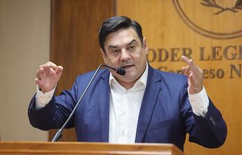 El senador Salyn Buzarquis arremetió duramente contra el presidente, Santiago Peña, y el vicepresidente, Pedro Alliana.