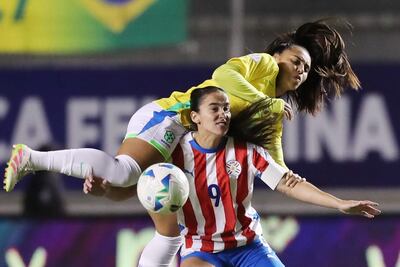 Lice Chamorro, de Paraguay, disputa el balón con Mariza de Brasil, el martes, en un partido de la fase de grupos de la Copa América Femenina, en el estadio Gonzalo Pozo Ripalda en Quito (Ecuador). EFE