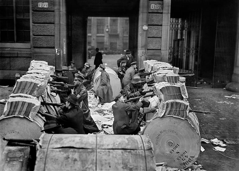 Espartaquistas atrincherados en barricadas hechas con periódicos en Schützenstrasse, Berlín, enero de 1919. Willy Römer
