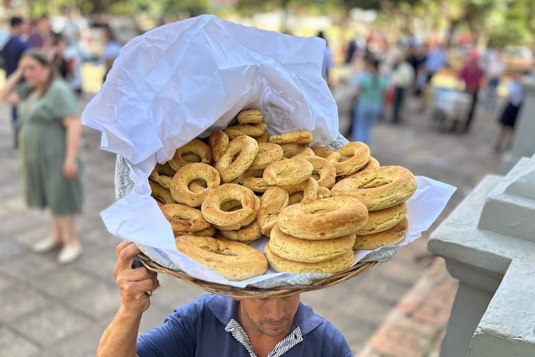 El chipero con su canasta de chipas en la cabeza en es toda una institución en Paraguay. 