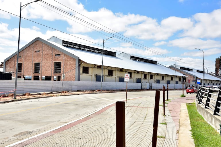 Fotos fachada de la Mejoras de Galpones en el puerto de Asunción.
