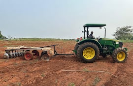 Un tractor agricola trabaja en la preparacion de suelo para la siembra de mandioca de este periodo