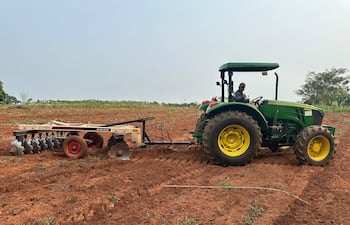 Un tractor agricola trabaja en la preparacion de suelo para la siembra de mandioca de este periodo