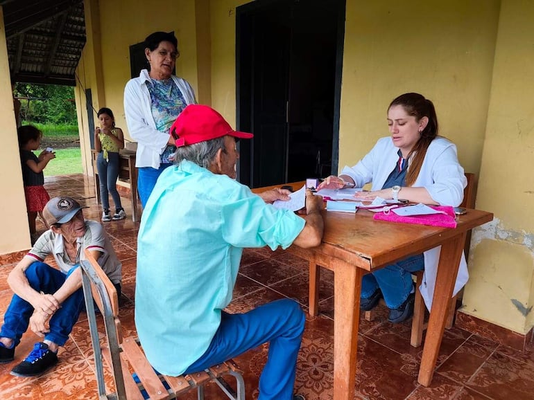 La asistencia de los pobladores estuvo a cargo de tres médicos y dos licenciadas en enfermería.