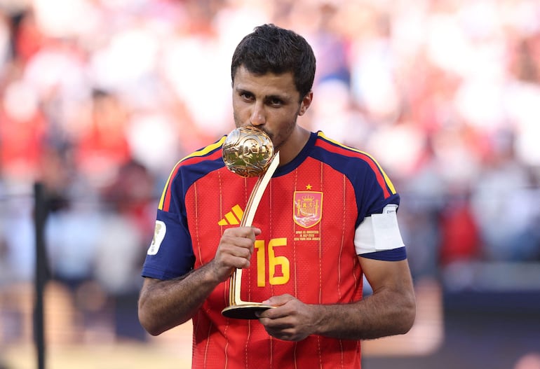 El español Rodri recibe el premio Balón de Oro después del partido de la Final de la Copa Mundial de la FIFA 2026 entre España y Argentina en el New York New Jersey Stadium, en East Rutherford, Nueva Jersey.