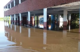 La escuela San Miguel del Bañado Sur ya se prepara para una posible inuindación a raíz del fenómeno El Niño. (Foto archivo)
