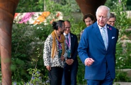 El rey Carlos III de Gran Bretaña reacciona mientras visita la exposición de flores de Chelsea de RHS 2024 en Londres.