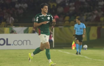 Ramón Sosa, al igual que los otros paraguayos, Gustavo Gómez y Maurício, ingresaron de titulares este domingo frente a Corinthians.