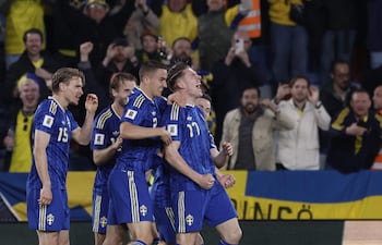 El delantero de Suecia Viktor Gyokeres (der.) celebra su segundo gol ante Ucrania durante el partido de fútbol de la repesca para el Mundial 2026 entre las selecciones de Ucrania y Suecia, en el estadio Ciutat de València.