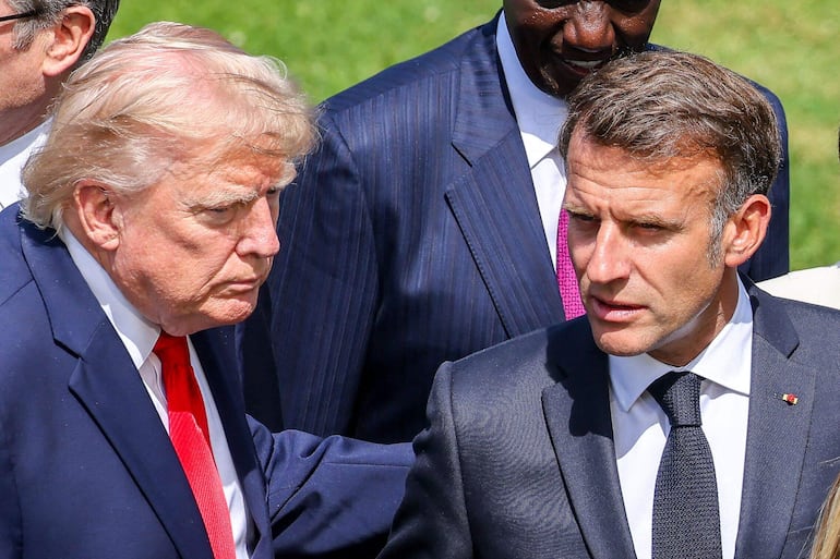 El presidente de Estados Unidos, Donald Trump (i) y el mandatario francés, Emmanuel Macron (d) durante la foto familia del G7, en Evian, Francia. 