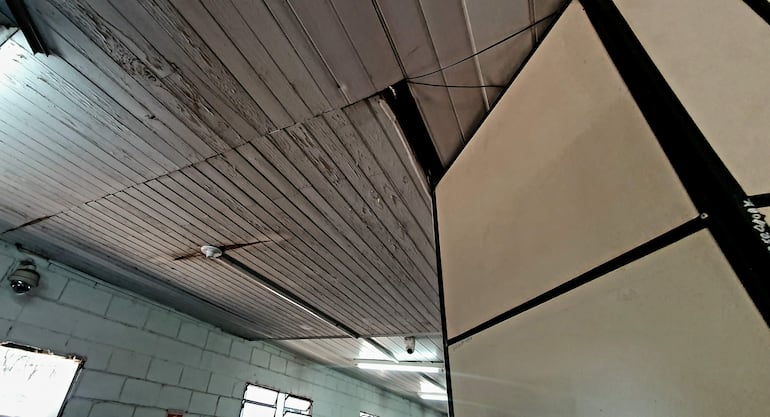 Interior de la sede de la Fiscalía con paredes sencillas y ventilador, sin personas presentes.