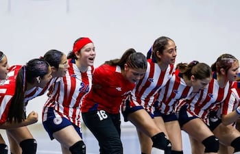 Las niñas de Paraguay A festejan el pentacampeonato de la categoría menores de 13 años, al vencer a Brasil este viernes.