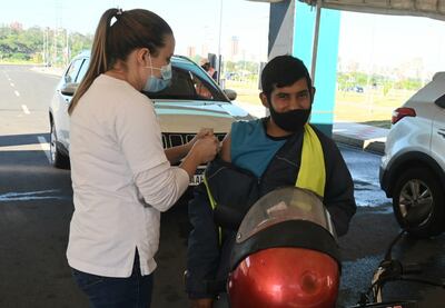 Imagen de archivo y referencia: las personas se acercan a vacunarse sin bajarse de sus vehículos.