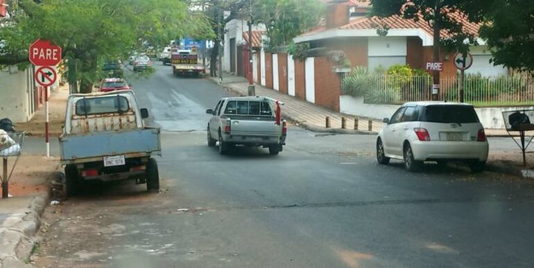 Señales de tránsito en Asunción "se contradicen".