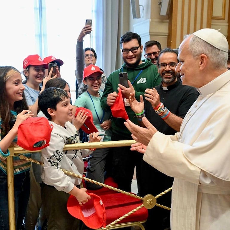 Papa León XIV farmeando aura haciendo el six seven con jóvenes católicos.