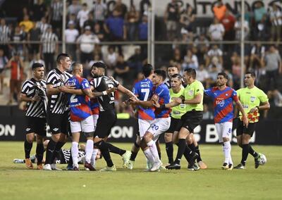 Los jugadores de Libertad y Cerro Porteño en un partido del torneo Clausura 2023 del fútbol paraguayo en el estadio La Huerta, en Asunción.