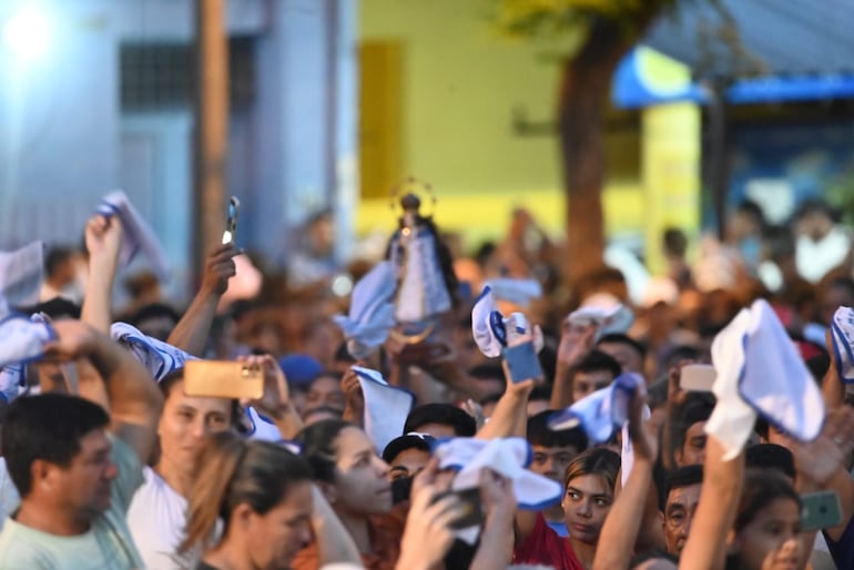 Feligreses con los pañuelos en alto en Caacupé.