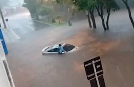 Entre los vídeos que se difundieron se puede observar a una mujer salir de su vehículos en la zona de la Avda. Pastora Céspedes.