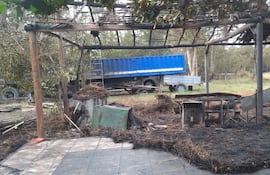 Así quedó el galpón del surtidor afectado por un incendio de pastizal en Ypacaraí.