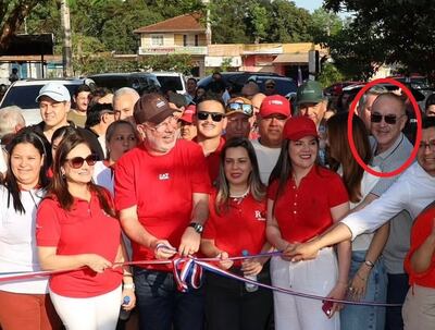 En un acto de inauguración de obras de la Itaipú, el candidato colorado Roberto González Vaesken forma parte de los que cortaron la cinta.
