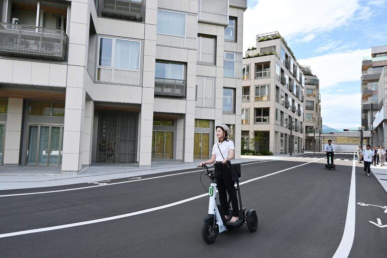 Un pequeño vehículo eléctrico de movilidad de tres ruedas circula por la "Woven City" de Toyota Motor Corporation en la ciudad de Susono, prefectura de Shizuoka, el 25 de septiembre de 2025.