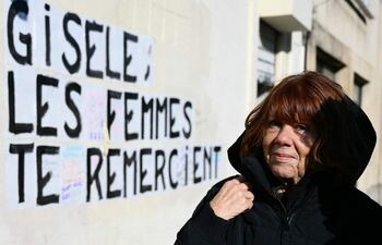 Gisele Pelicot reacciona junto a un collage que dice "Gisele, gracias mujeres" al llegar al juzgado de Aviñón para el juicio de su expareja, Dominique Pelicot, acusado de drogarla durante casi diez años e invitar a desconocidos a violarla en su domicilio de Mazan, un pequeño pueblo del sur de Francia, en Aviñón, el 4 de diciembre de 2024.
