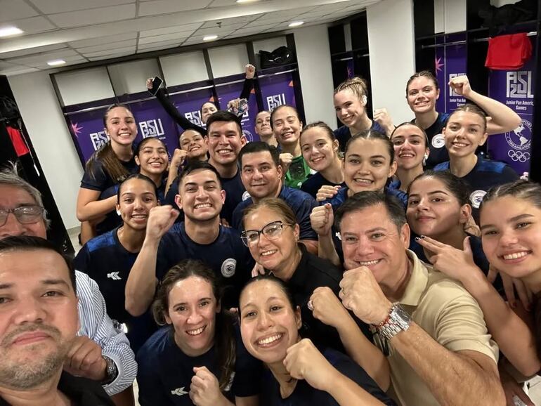 Jugadoras, cuerpo técnico y la dirigencia, celebrando el pasaje al Mundial.