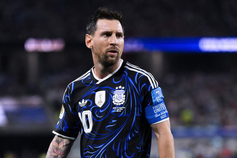 Lionel Messi #10 de Argentina observa durante el partido del Grupo J de la Copa Mundial de la FIFA 2026 entre Jordania y Argentina en el Dallas Stadium, en Arlington, Texas.