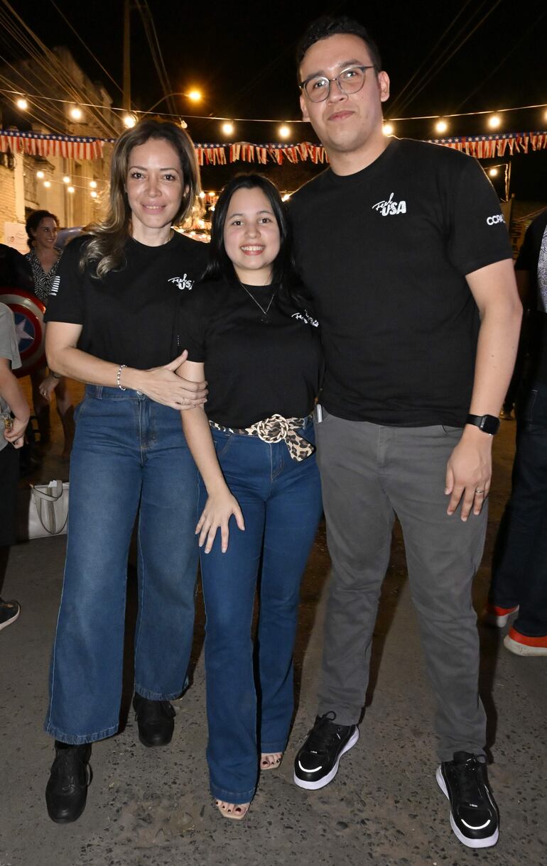 Adriana Acosta, Fiorella Baffetti y Édgar Franco.