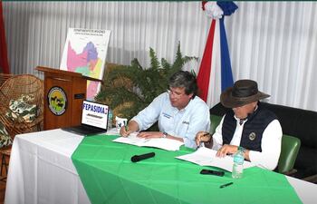 El Ing. Martin Cubilla (i) y Ing. Silvio Vargas firmaron el convenio.