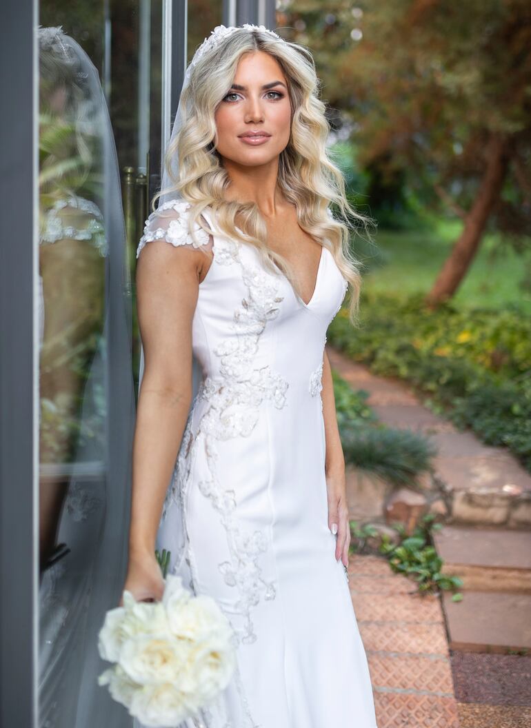La novia lució hermosa con un vestido de la diseñadora Victoria Maluff, llevo un tocado creación de Paula Alcazar. El ramo fue hecho por Just Flowers.