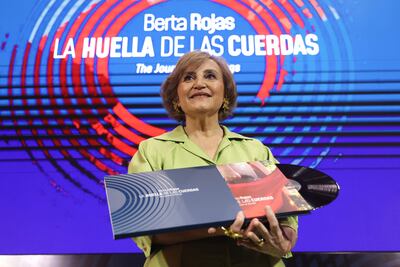 Berta Rojas exhibe el libro-arte y vinilo de "La huella de las cuerdas", su nuevo material que también está disponible en las plataformas digitales.